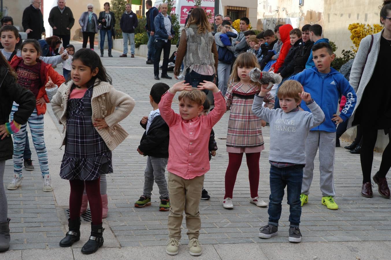 Imágenes de las fiestas de la Anunciación de El Villar de Arnedo, donde se disfrutó de un espectáculo infantil con encierro simulado, baile, toro hinchable...