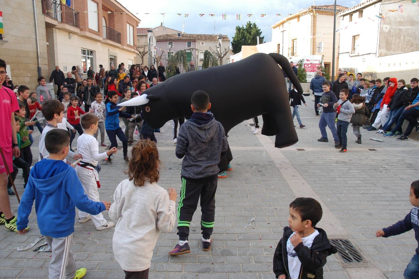 Imágenes de las fiestas de la Anunciación de El Villar de Arnedo, donde se disfrutó de un espectáculo infantil con encierro simulado, baile, toro hinchable...