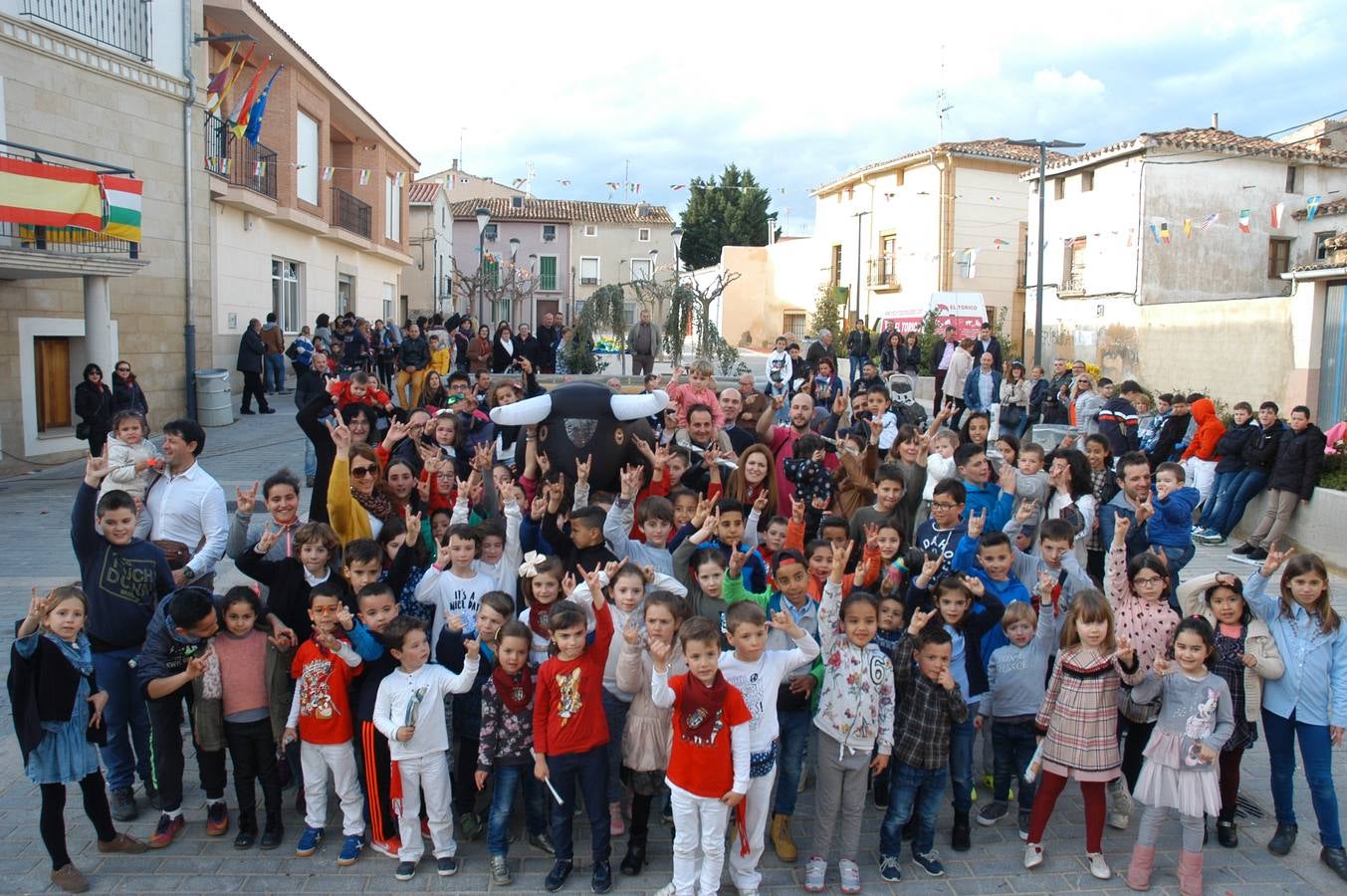 Imágenes de las fiestas de la Anunciación de El Villar de Arnedo, donde se disfrutó de un espectáculo infantil con encierro simulado, baile, toro hinchable...