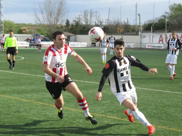 El Haro abrió el campo y encontró en las bandas el camino para crear ocasiones de gol. :: 