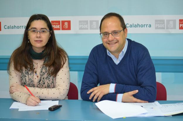 Garrido y Luena, en la sede de los socialistas en Calahorra :: i. á.