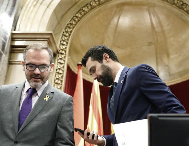 Torrent y el vicepresidente primero de la Cámara catalana, Josep Costa. :: Andreu Dalmau / efe
