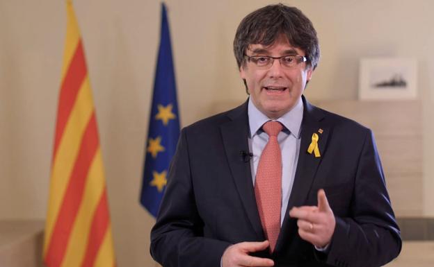 Puigdemont da un discurso. 