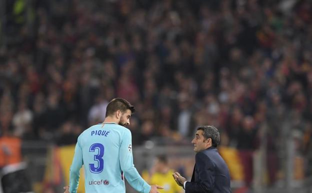 Ernesto Valverde (d) habla con Gerard Piqué en el Olímpico. 