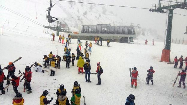 Un grupo de niños, ayer de visita en la estación de esquí de Valdezcaray. :: L.R.