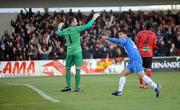 Del Moral celebra su gol ante la desesperación de Wilfred y Caneda. :: miguel herreros