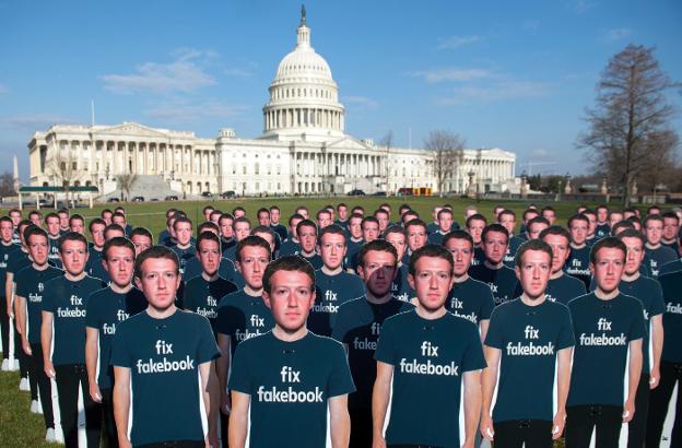 Siluetas de cartón con la imagen de Zuckerberg, ayer ante el Capitolio, en Washington. :: S. Loeb / AFP