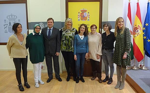 Foto de los firmantes del convenio sobre la sensibilización de los malos tratos y en favor de las víctimas de la violencia de género. 