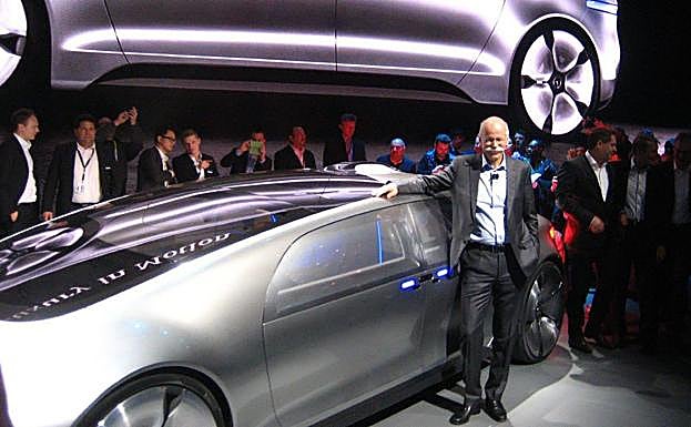 Dieter Zetsche, presidente y director de Mercedes-Benz, posa con el coche electrónico F 015. 