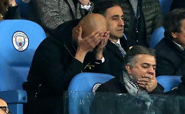 Pep Guardiola observa el partido ante el Liverpool desde la tribuna tras ser expulsado. 
