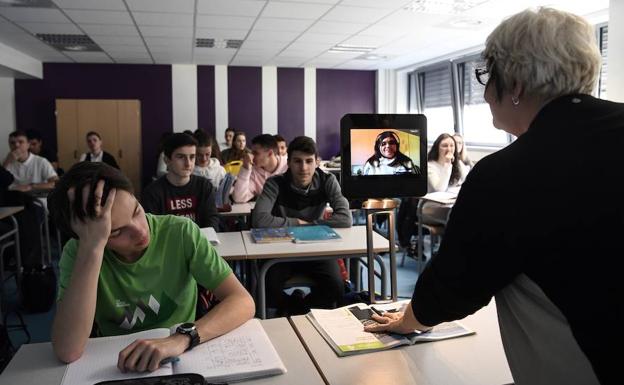 Lydie acude a distancia a clase gracias a su robot. 