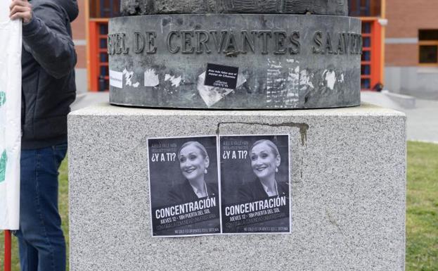 Campus de la Universidad Rey Juan Carlos con carteles de protesta por el caso Cifuentes.