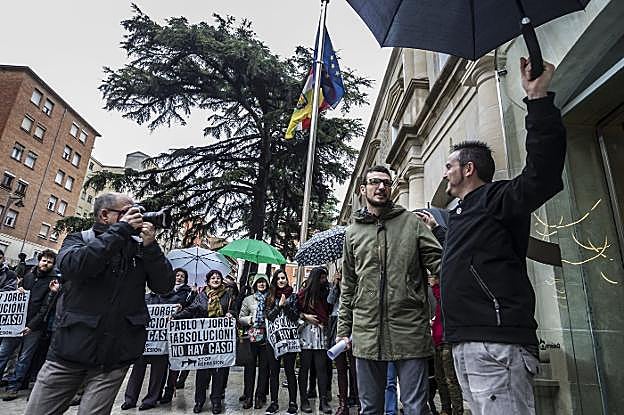 Alberdi y Merino, en la puerta del edificio de los juzgados de Murrieta antes de acceder a la sesión. :: justo rodríguez
