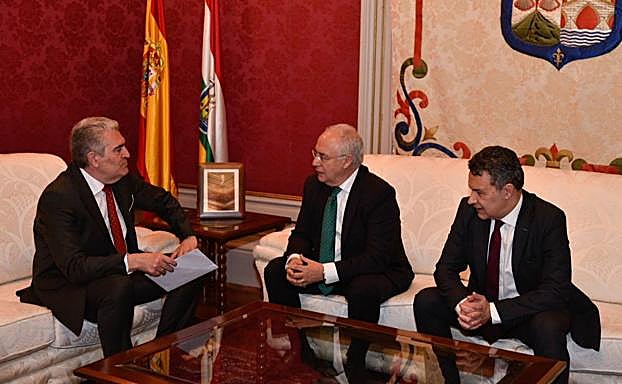 José Ignacio Ceniceros, ha recibido hoy, en el Palacio del Gobierno regional, al presidente del Tribunal Superior de Justicia de La Rioja (TSJR), Javier Marca.