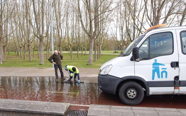 Trabajos de desatasco en la zona del Adarraga