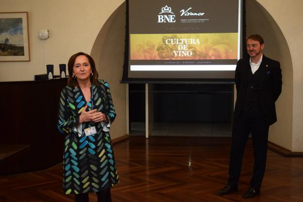 Ana Santos, directora de la BNE, y Santiago Vivanco, presidente de la Fundación Vivanco. :: newsphotopress