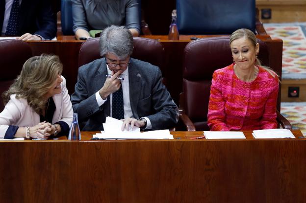 Cristina Cifuentes, ayer, en el Pleno de la Asamblea de Madrid, junto a Ángel Garrido y Engracia Hidalgo. :: emilio naranjo / efe