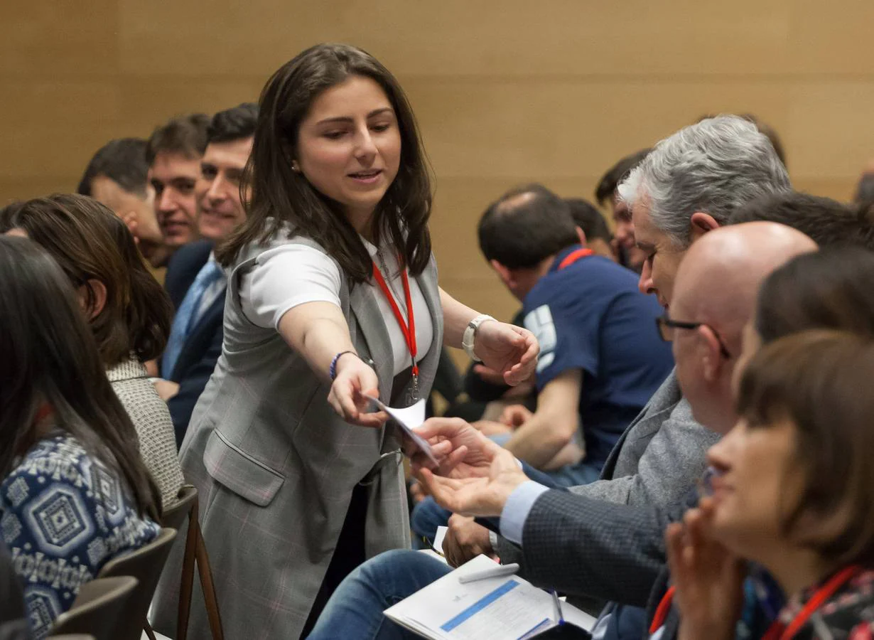 Dieciséis equipos que han pasado a la final han defendido hoy sus proyectos en Riojafórum ante un tribunal evaluador