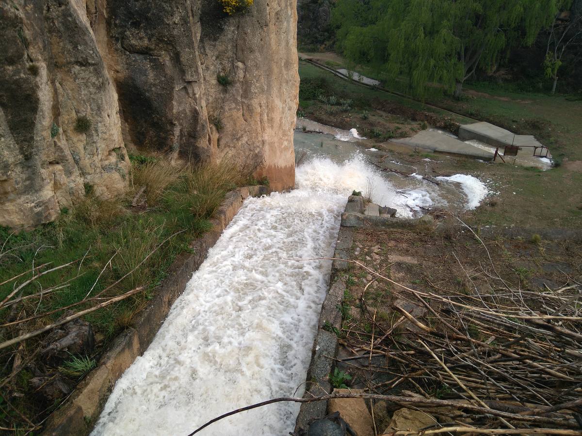 Las lluvias y las nevadas de los últimos meses han provocado el actual aumento de los cauces de los ríos de la comarca de Cervera. El Añamaza, procedente de tierras sorianas ha provocado el llenado del embalse del mismo nombre, en Valdegutur, pedanía de Cervera. Todas las compuertas están abiertas desde hace varios días y ayer el agua continuaba en el límite de la cota de la presa.