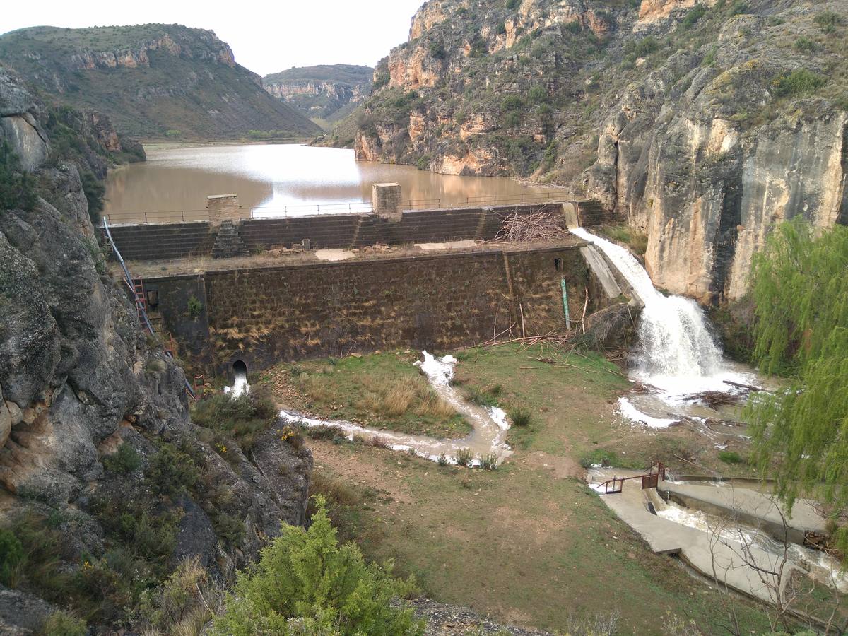 Las lluvias y las nevadas de los últimos meses han provocado el actual aumento de los cauces de los ríos de la comarca de Cervera. El Añamaza, procedente de tierras sorianas ha provocado el llenado del embalse del mismo nombre, en Valdegutur, pedanía de Cervera. Todas las compuertas están abiertas desde hace varios días y ayer el agua continuaba en el límite de la cota de la presa.