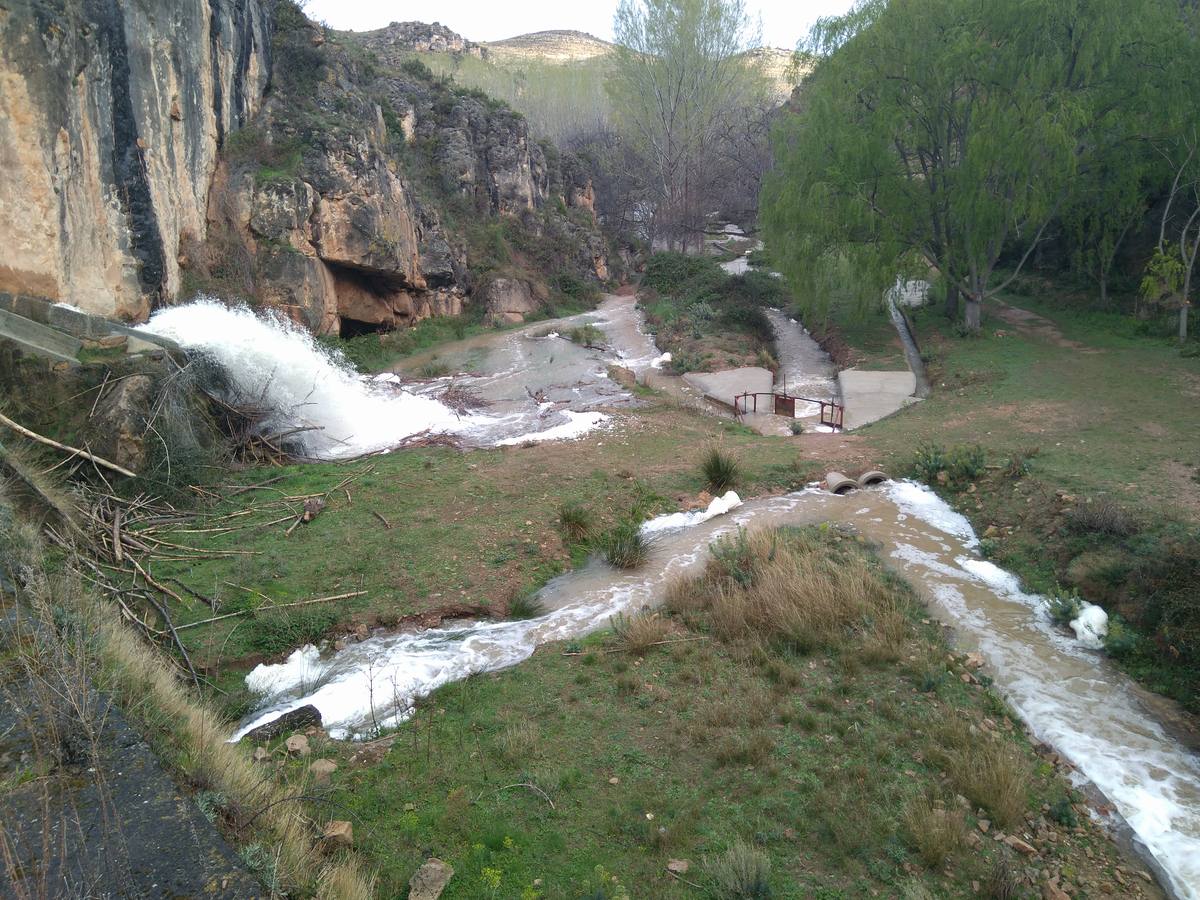 Las lluvias y las nevadas de los últimos meses han provocado el actual aumento de los cauces de los ríos de la comarca de Cervera. El Añamaza, procedente de tierras sorianas ha provocado el llenado del embalse del mismo nombre, en Valdegutur, pedanía de Cervera. Todas las compuertas están abiertas desde hace varios días y ayer el agua continuaba en el límite de la cota de la presa.