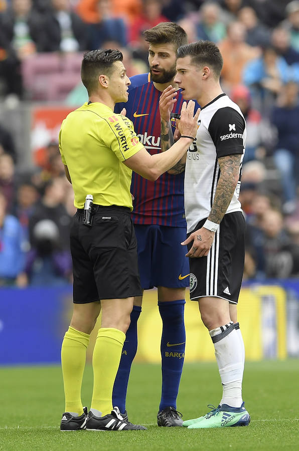 Santi Mina y Gerard Piqué hablando con el colegiado Del Cerro Grande.