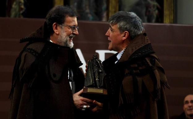 Mariano Rajoy (izq.), ataviado con la tradicional capa alistana.