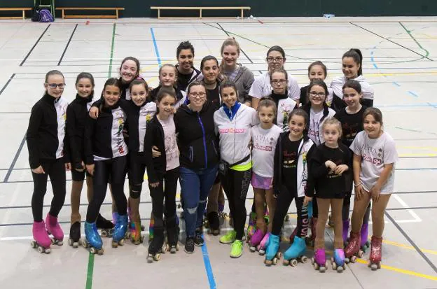 Mónica Gimeno, en el centro, con algunas de las patinadoras del Club Roblanvera, durante la jornada de ayer. :: díaz uriel