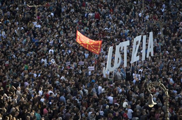 Miles de personas marcharon ayer en Pamplona en apoyo de los ocho jóvenes de Alsasua que serán juzgados desde mañana en la Audiencia. 