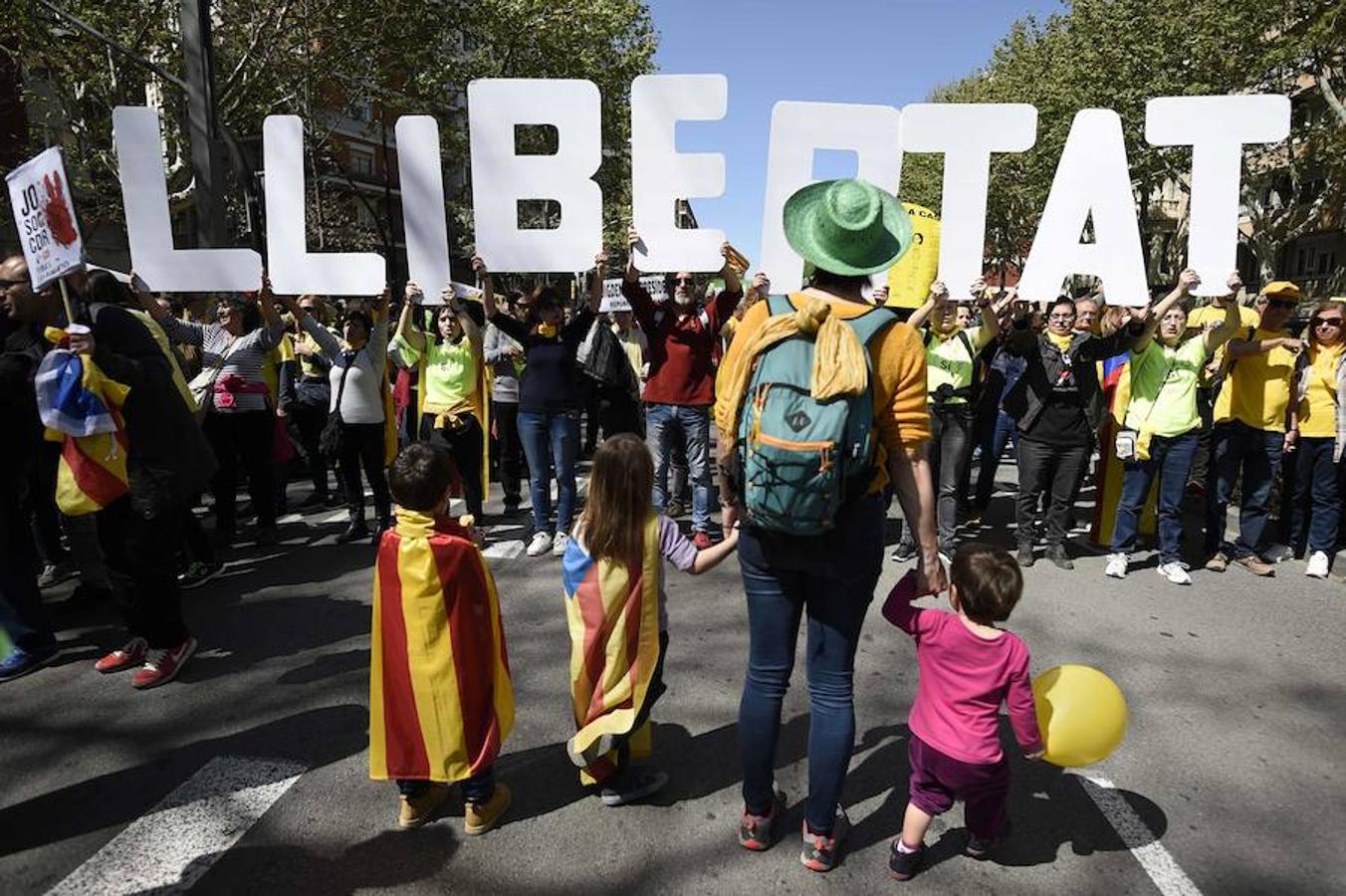 Miles de personas se manifiestan en Barcelona por los presos soberanistas.