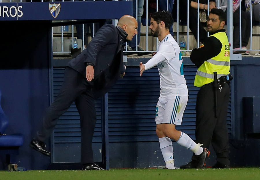 El Real Madrid consigue la victoria en La Rosaleda, gracias a los tantos de Isco y Casemiro. El Málaga marcó el gol del honor en el último minuto del encuentro