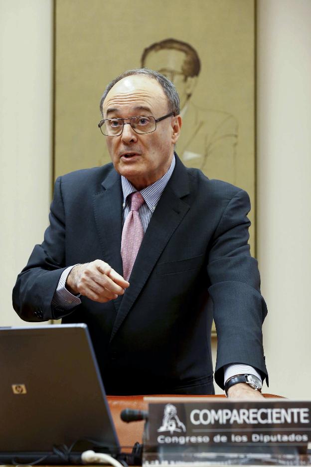 El  gobernador del Banco de España, Luis María Linde, ayer en en el Congreso. ::  J.P.Gandul / efe