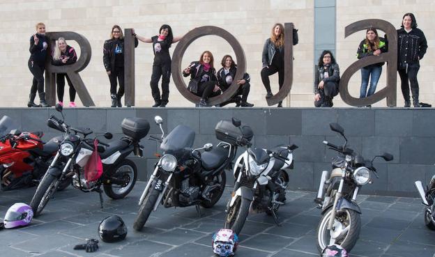 Parte del grupo Moteras en La Rioja posaron el domingo en Riojafórum, tras realizar una ruta que les llevó por Nájera y Sotés. :: 