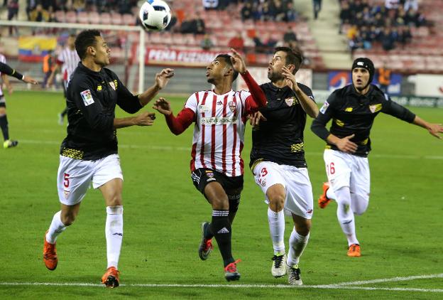 Jordan intenta hacerse con el balón en el partido entre UD Logroñés y Sevilla, de Copa del Rey. :: juan marín
