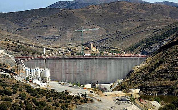 Trabajos en la presa de Enciso. 
