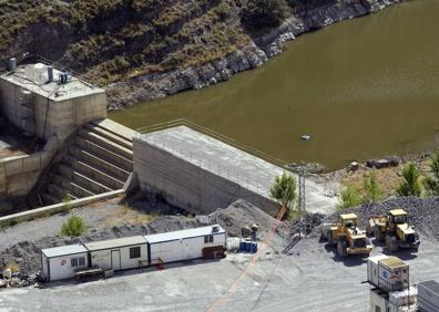 Imagen secundaria 1 - Diferentes panorámicas de las obras de construcción de la presa de Enciso. 