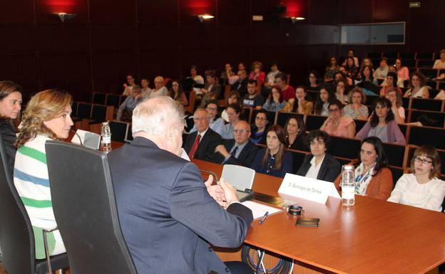 Inicio de una de las charlas de estas jornadas. 