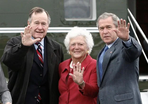 Barbara Bush, en 2007 junto a su marido y su hijo. :: Reuters