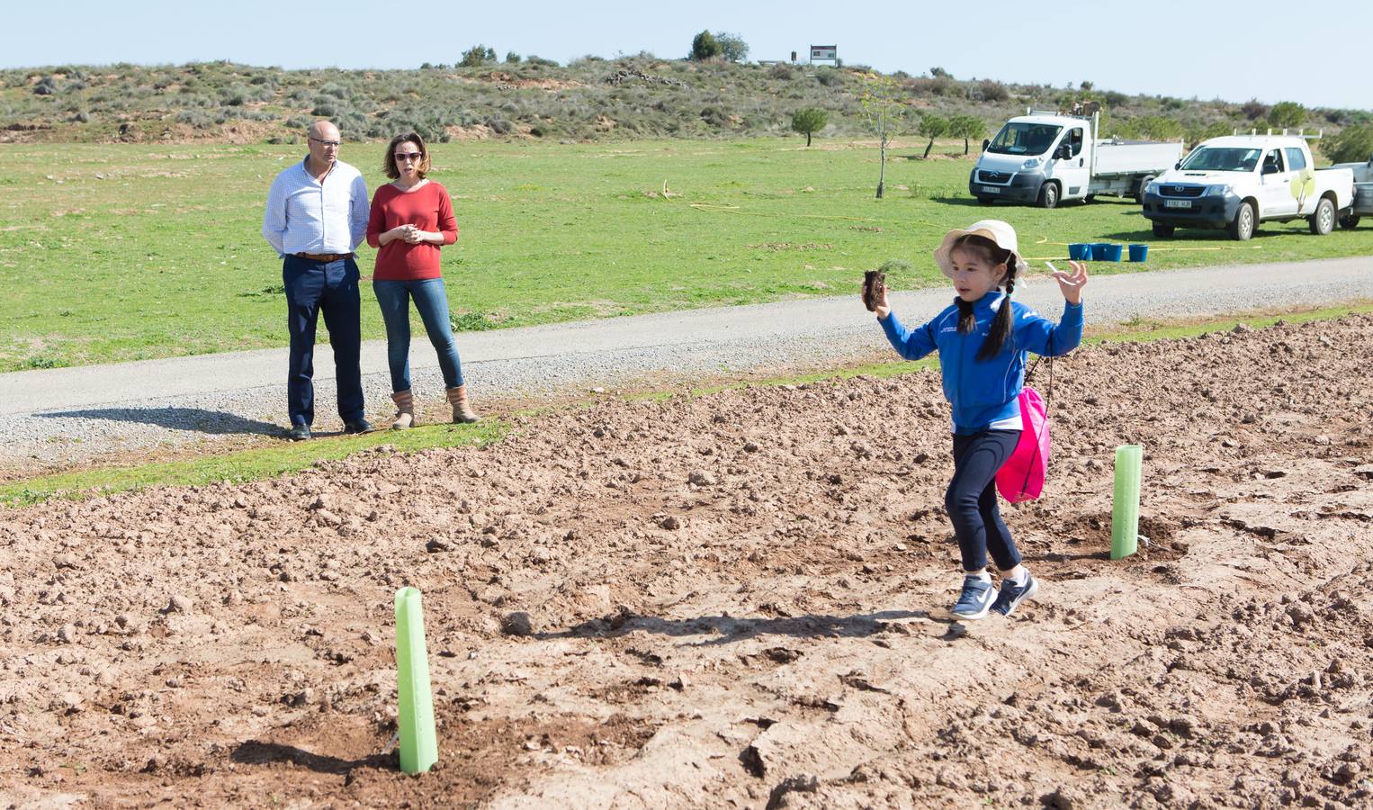 Cuca Gamarra y unos 200 escolares de la ciudad han participado en la tradicional plantación de encinas y pinos en el parque de La Grajera