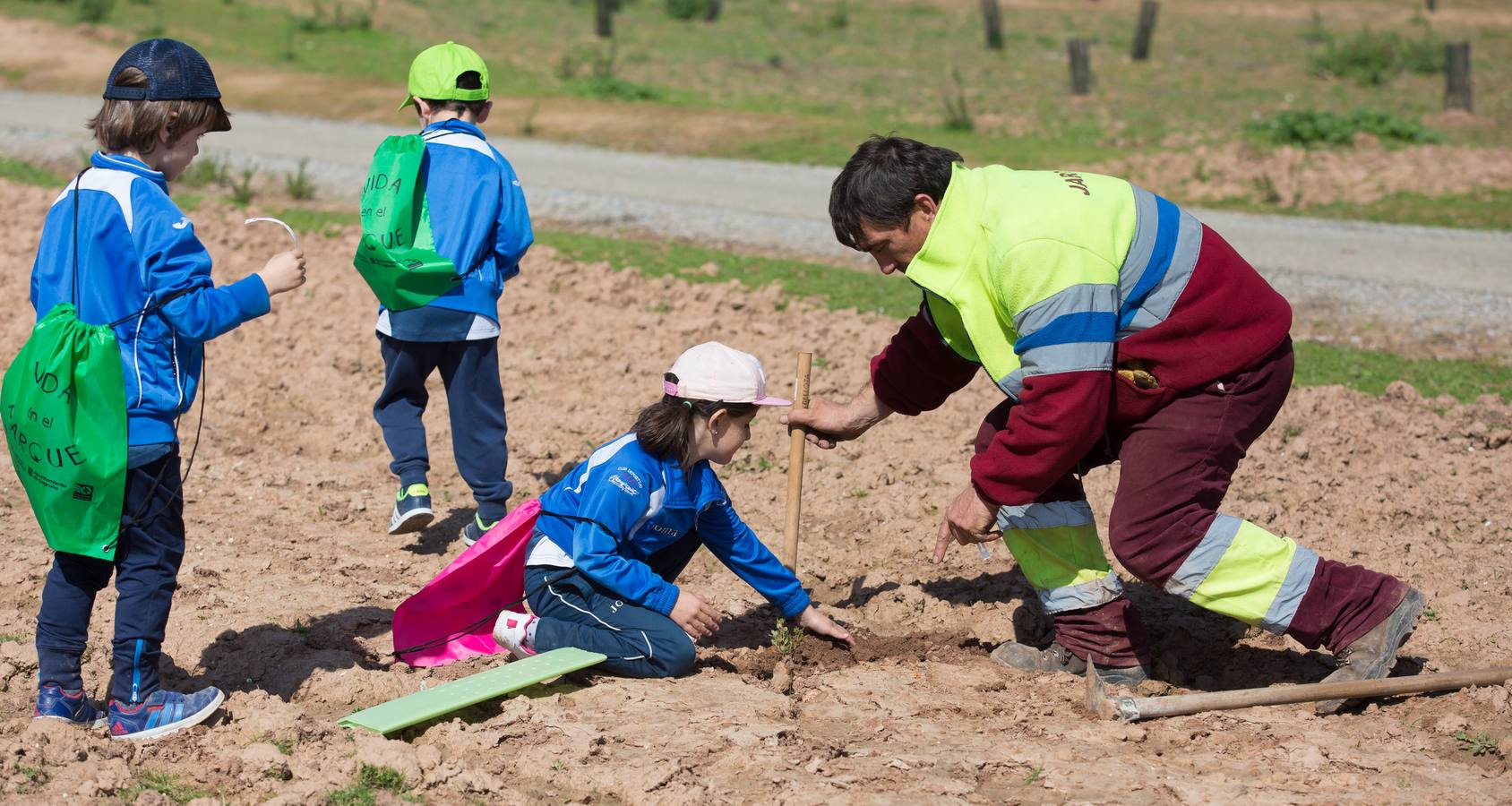 Cuca Gamarra y unos 200 escolares de la ciudad han participado en la tradicional plantación de encinas y pinos en el parque de La Grajera