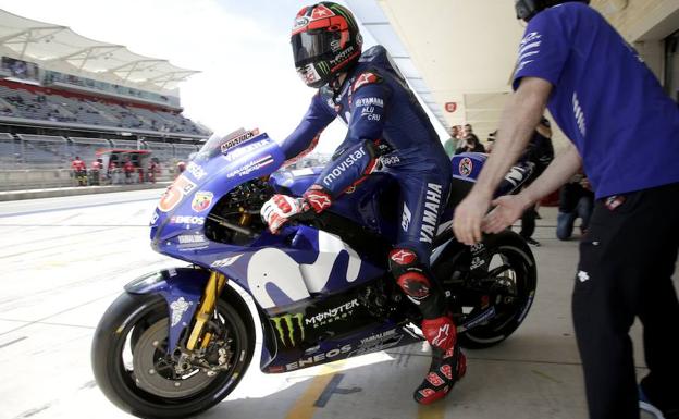 Maverick Viñales se prepara para rodar. 