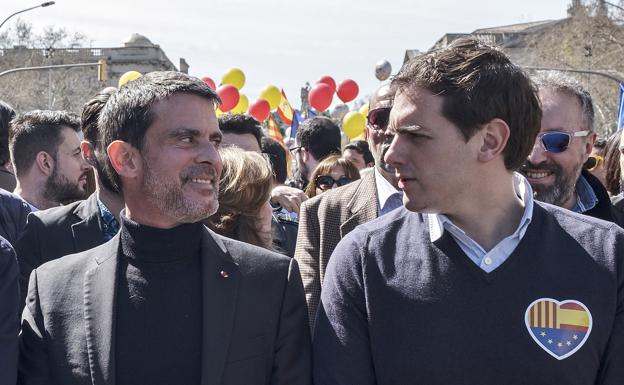El ex primer ministro francés Manuel Valls, junto a Albert Rivera.