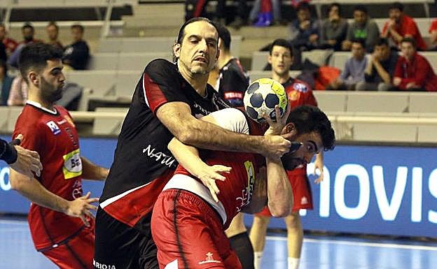 Grabaya frena a un jugador del Huesca. 