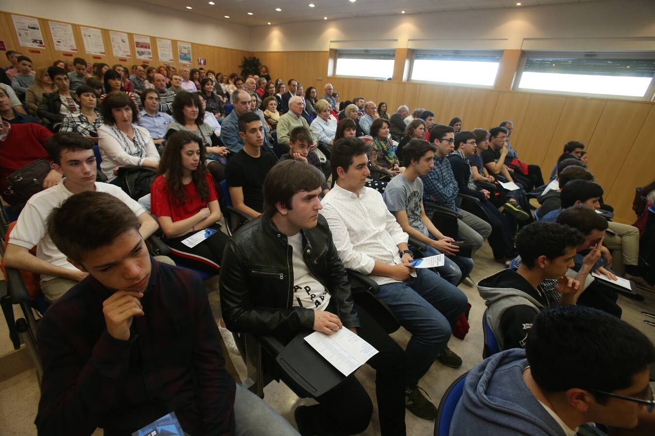 Entrega de reconocimientos a los ganadores de la fase local de las Olimpiadas de Ciencias.