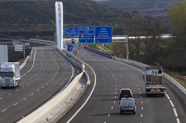 Vehículos circulando por el puente que enlaza la autovía A-12 con la N-232, la AP-68 y la LO-20. :: 