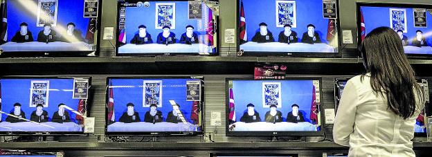 Una mujer observa los informativos en las televisiones de un centro comercial en noviembre de 2011 cuando ETA anunció el cese definitivo de su actividad armada. :: n. gallego / efe