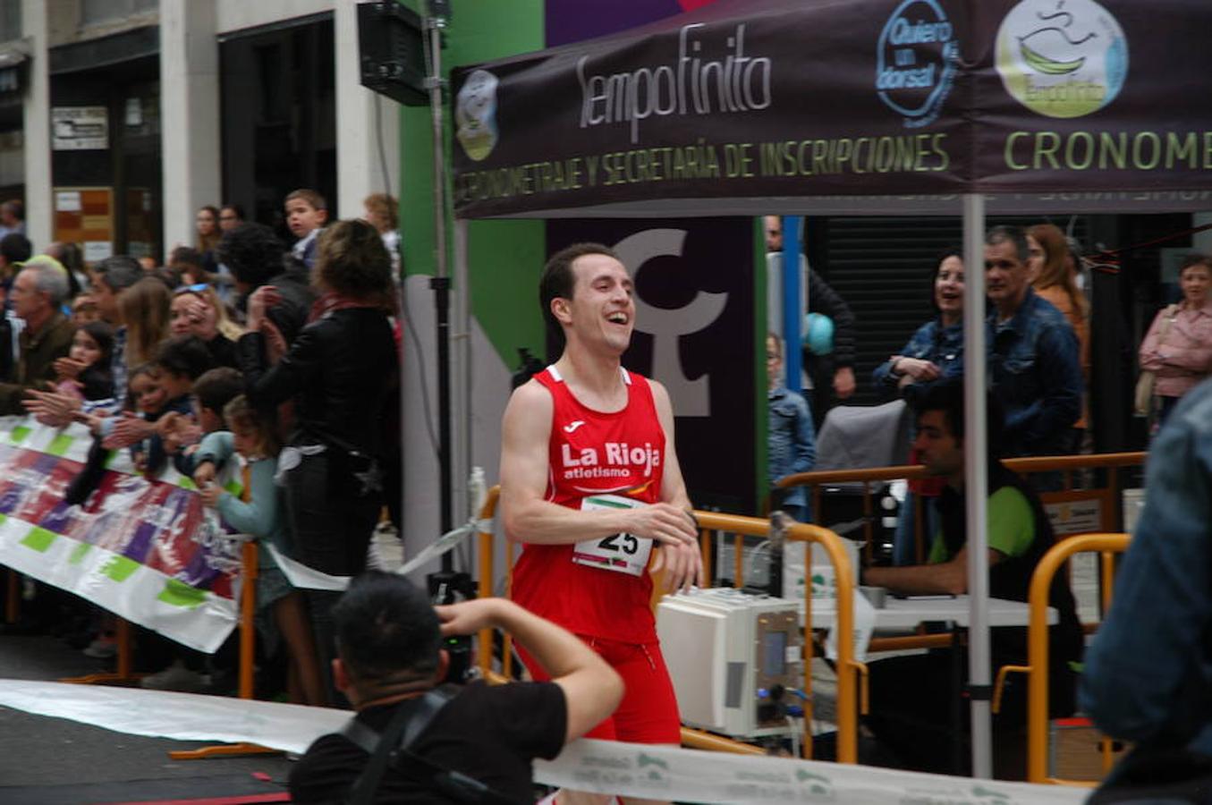 Los atletas Benmeziane y De Blas entraron de la mano en la carrera masculina mientras que Paula Sanz fue la mejor en categoría femenina en una prueba que hizo las veces de Campeonato de La Rioja de los 10 kilómetros.