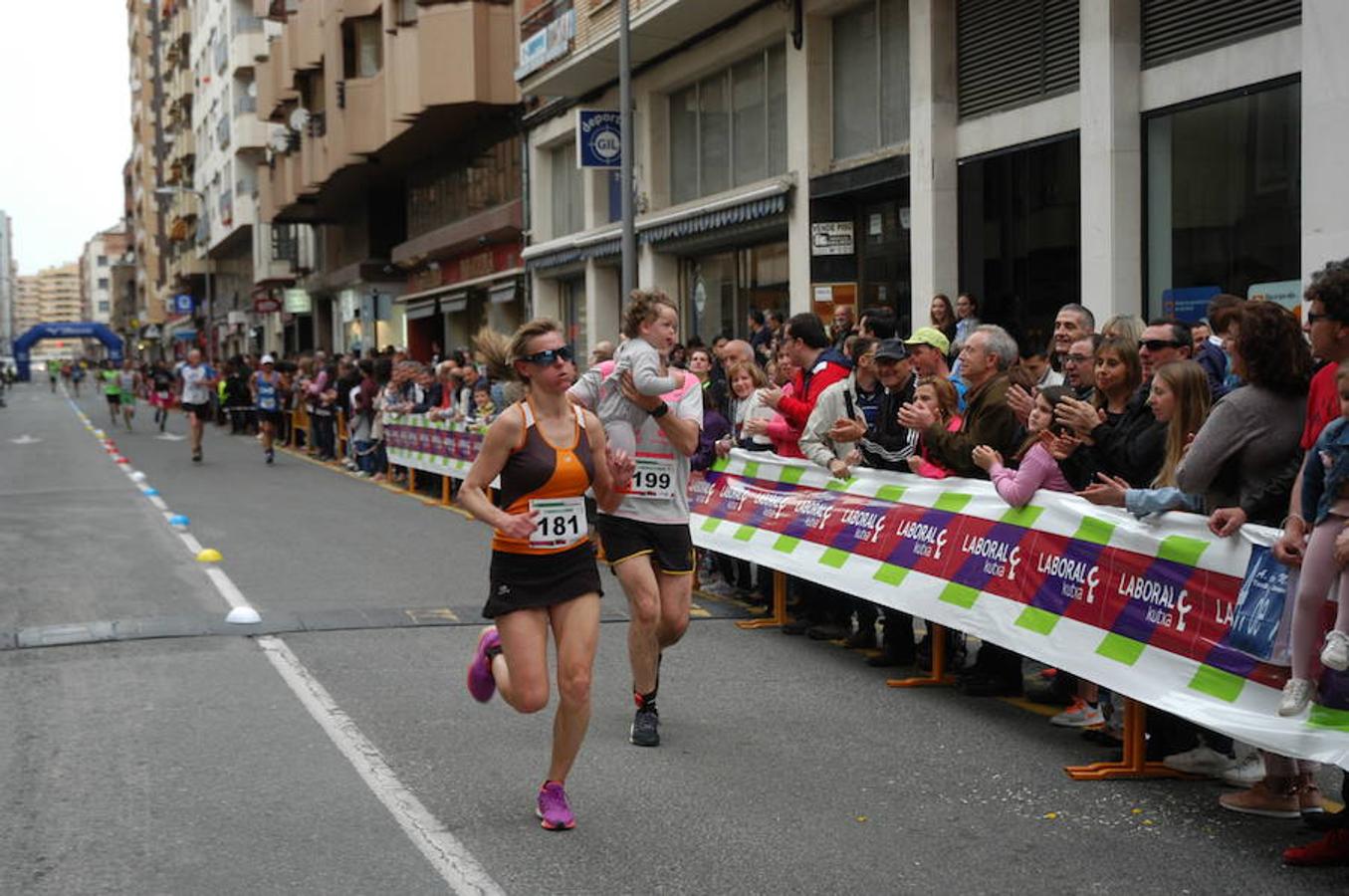 Los atletas Benmeziane y De Blas entraron de la mano en la carrera masculina mientras que Paula Sanz fue la mejor en categoría femenina en una prueba que hizo las veces de Campeonato de La Rioja de los 10 kilómetros.