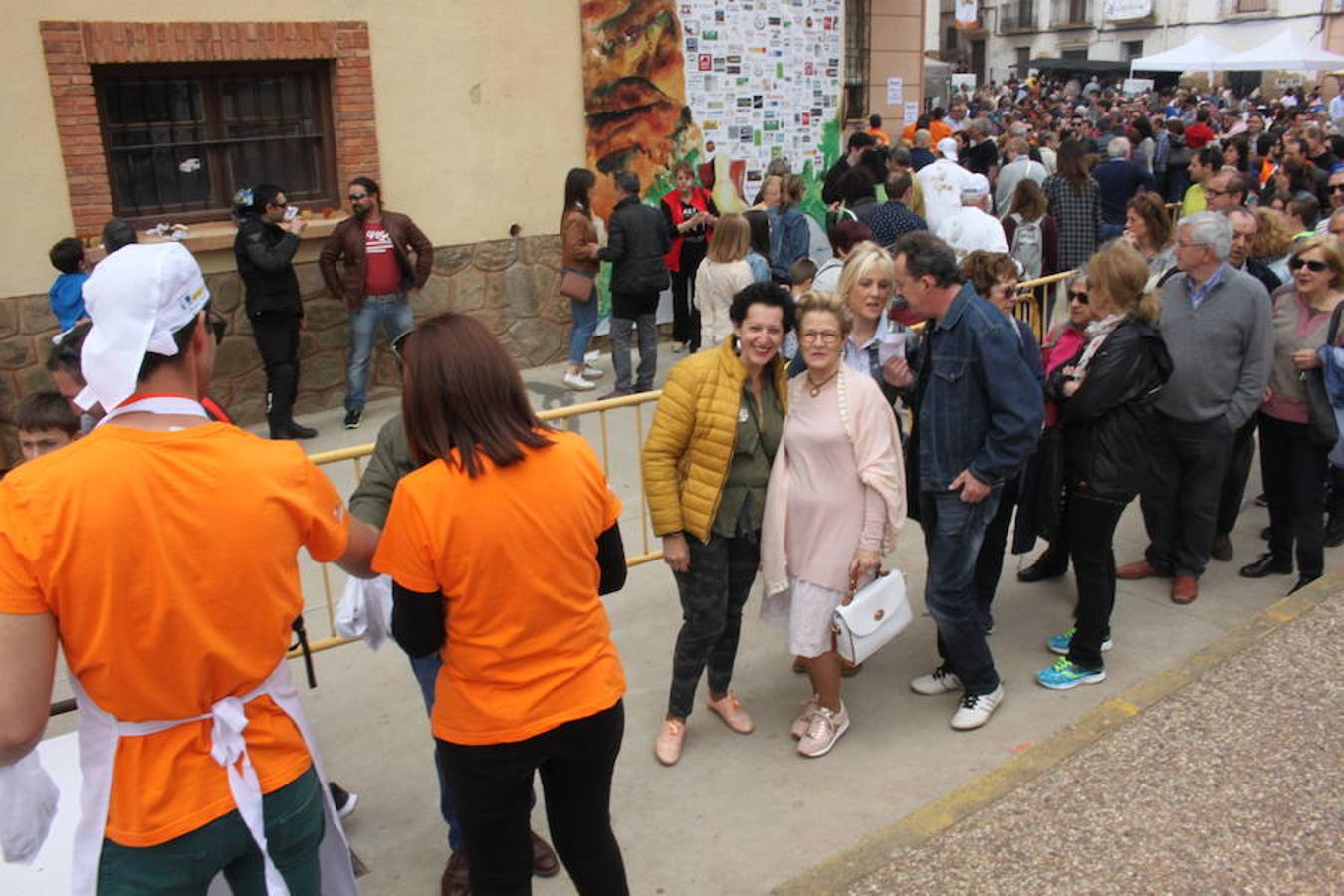 Herce vivió una jornada marcada por la gran afluencia de público que se agolpó para disfrutar del festival de la cebolla asada. Buen tiempo y calles abarrotadas dieron colorido a la localidad que convirtió en reina a la cebolla asada.