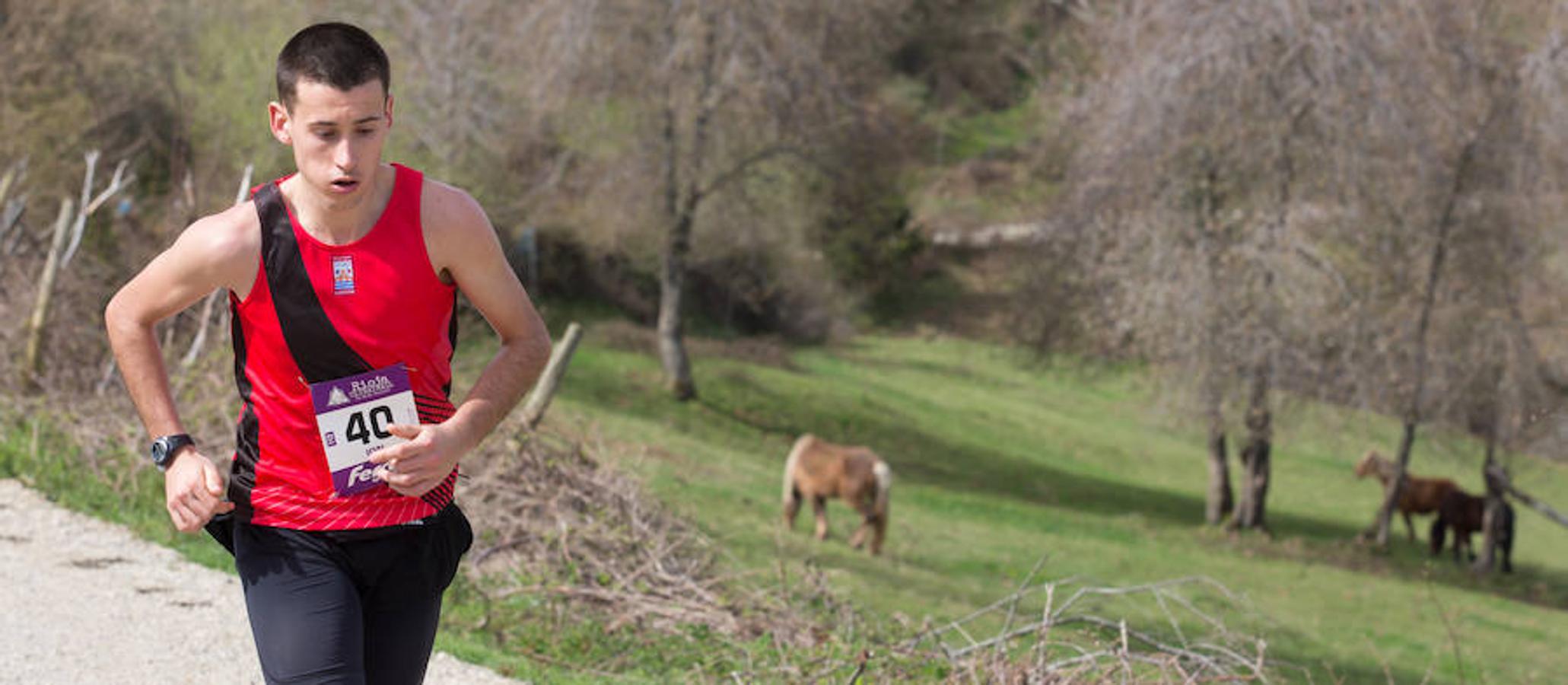 La tercera y última etapa del IV Ultratrail se ha celebrado hoy con salida y llegada en San Millán de la Cogolla, con 36 kilómetros. y 1.800 metros de desnivel, pasando por Pazuengos y Turza y acercándose a Urdanta. Este año no se ascenderá al San Lorenzo por seguridad, debido a la gran cantidad de nieve acumulada